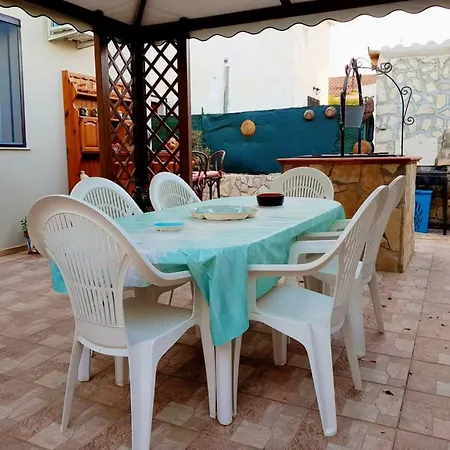Tea Con Piscina A Pochi Passi Dal Mare